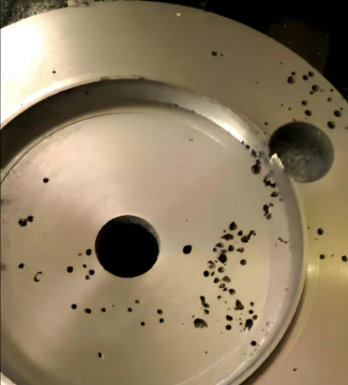 มาตรการและการป้องกันลักษณะของรูพรุนใต้ผิวหนังในชิ้นส่วนเหล็กหล่อสีเทา