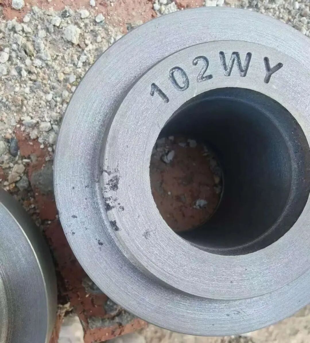 อะไรคือลักษณะของข้อบกพร่องในการชะล้างทรายในการผลิตชิ้นส่วนเหล็กหล่อสีเทาโดยใช้ทรายสีเขียว? อะไรคือความแตกต่างระหว่างข้อบกพร่องตาตะกรัน?